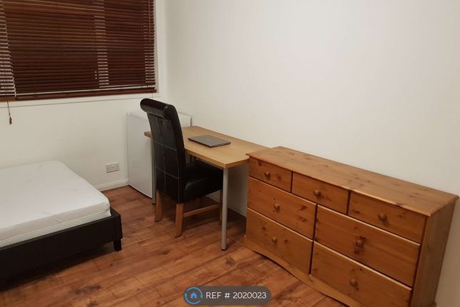 Room to rent in Blenheim Walk, Corby