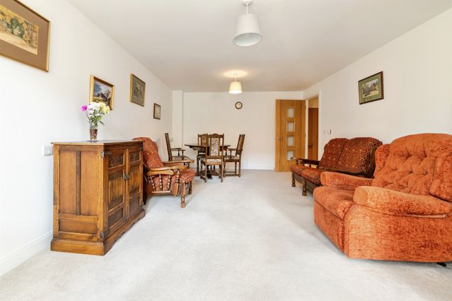 23, Edward House, Pegs Lane, HERTFORD photo 2