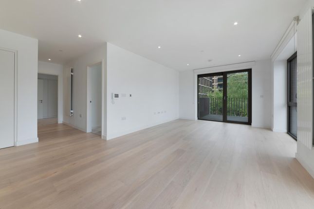 Flat to rent in Pendant Court, Royal Wharf, London