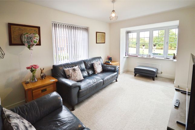 10, Jade Close, Swadlincote photo 4