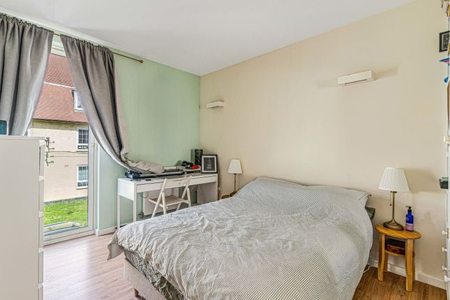 Flat 9, 20, Mountearl Gardens, London photo 4