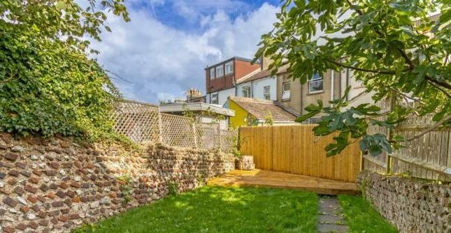 Thumbnail Property to rent in Roundhill Crescent, Brighton