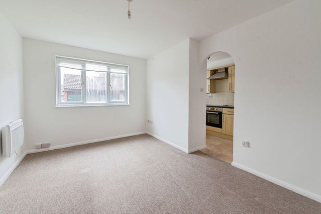 8, Porter Close, Essex photo 2