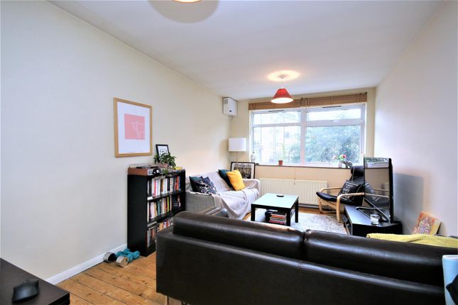 Flat to rent in Queens Drive, London