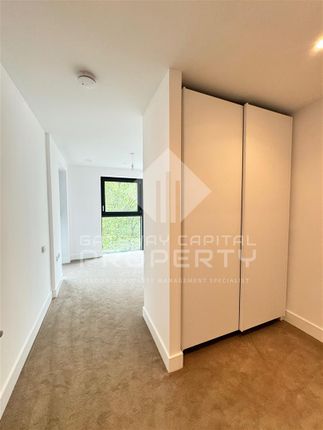 Flat to rent in Deacon Street, London