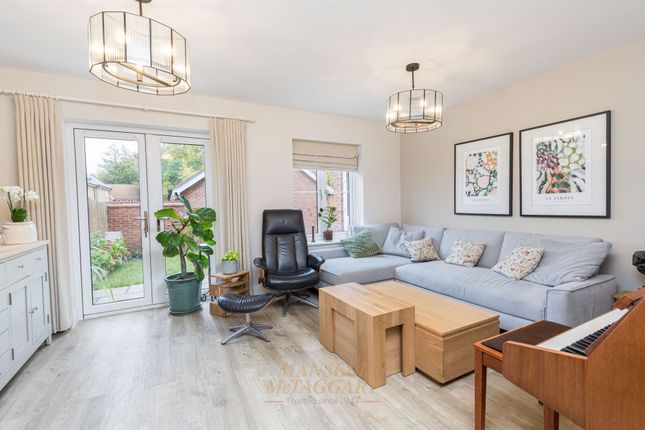 8 Sinden Heath, East Grinstead photo 3