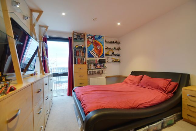 Flat for sale in New Mill Road, London