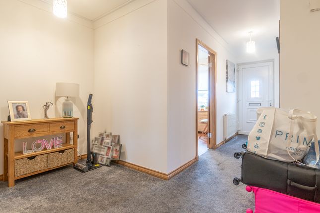 Flat for sale in Pipers Court, Shotts