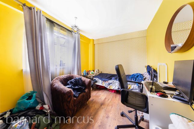 54, Bell Green Lane, London photo 4