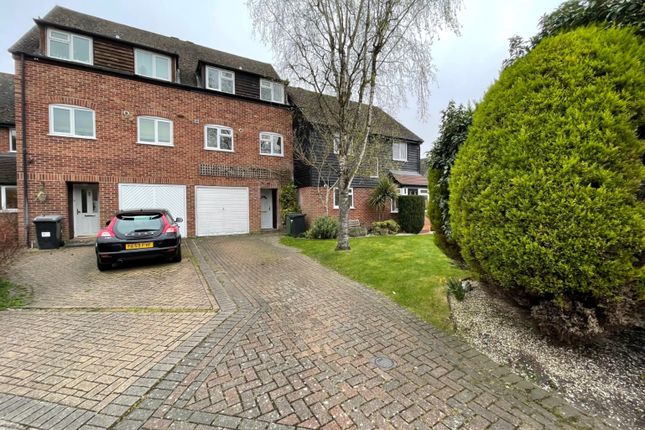 Thumbnail Terraced house to rent in Cleveland Grove, Newbury