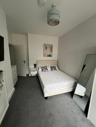 13, Jacobson House, Aldgate East photo 2