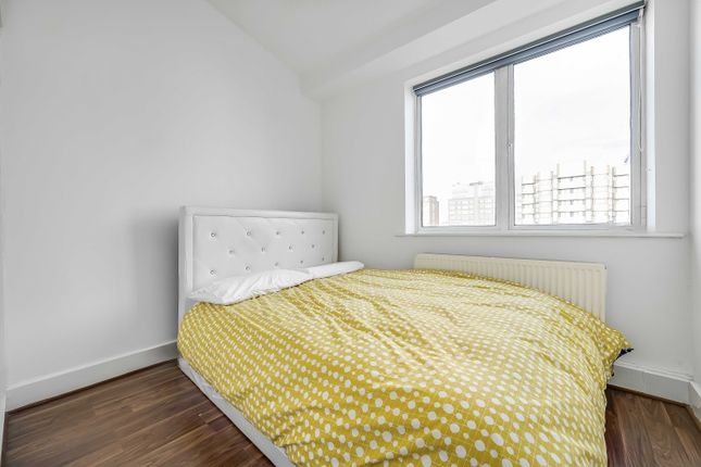 Flat to rent in North Bank, London