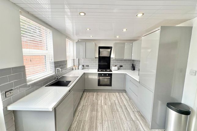 204, Hope Carr Road, Leigh photo 4