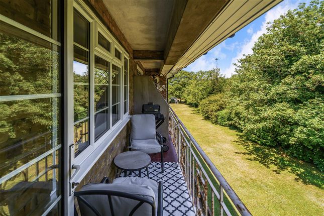 33, Lancaster Court, Banstead photo 4