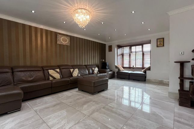 1 Coopers Row, Iver photo 2