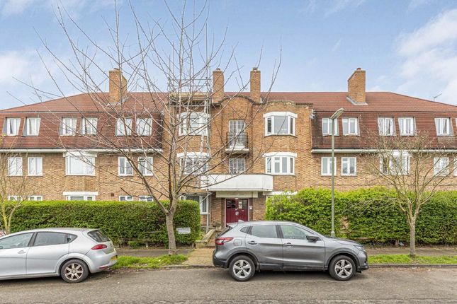 Flat to rent in Oakhall Drive, Sunbury-On-Thames