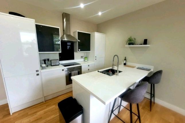 8 Riverside House, Furlong Road, Bourne End photo 2