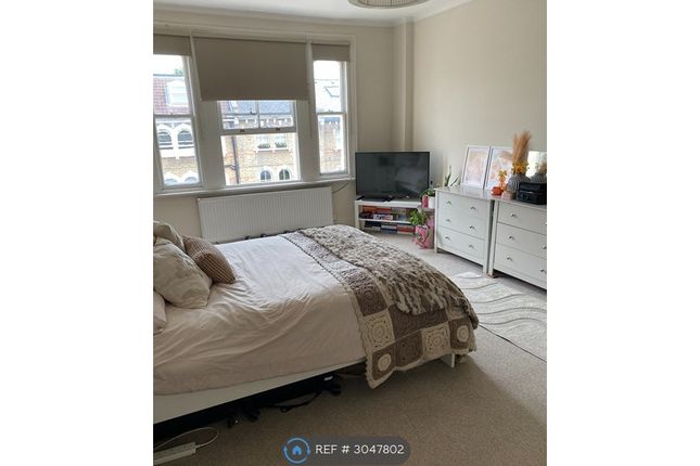 First Floor Flat, Victoria Rise, London photo 3