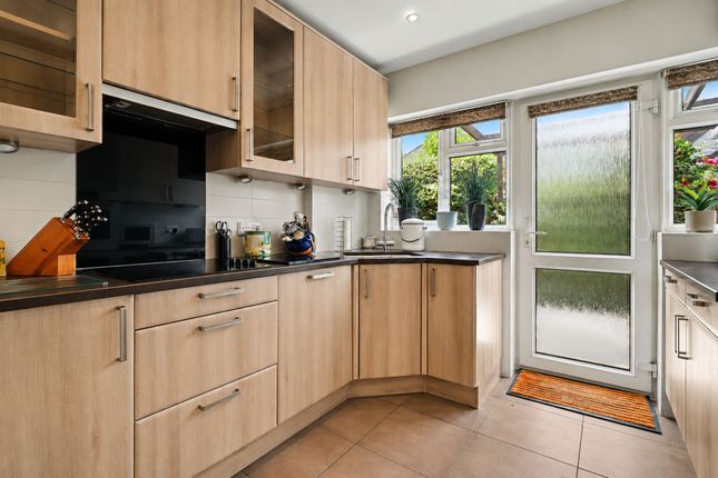12 Denton Grove, Walton-On-Thames photo 4