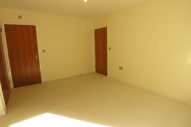 Flat to rent in The Meridian, Kenavon Drive