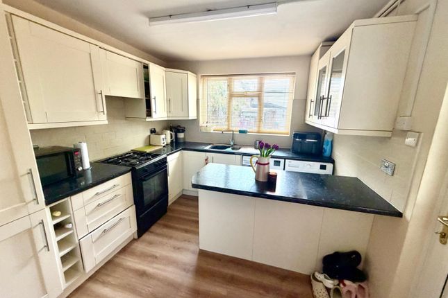 59, Warwick Avenue, Egham photo 4