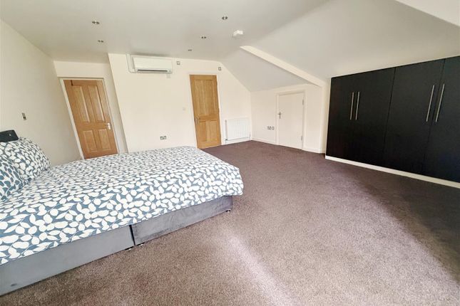 Flat, 9, Oaklands Court, Cranford Lane, Harlington photo 4