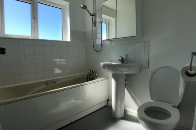 7 Leston Close, Rainham photo 2