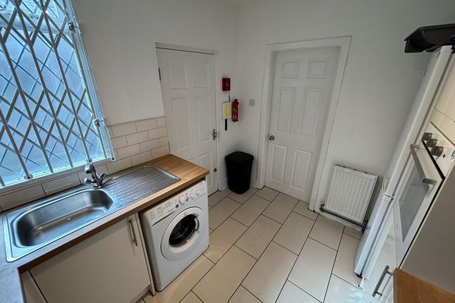 48, Strawberry Hill, Salford photo 4