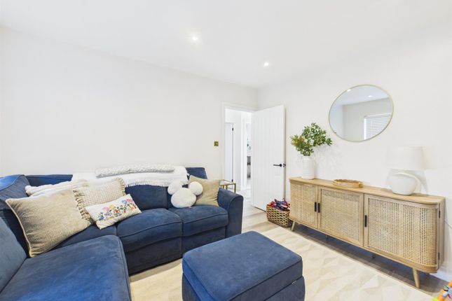 19, Northdown Close, Ruislip photo 2