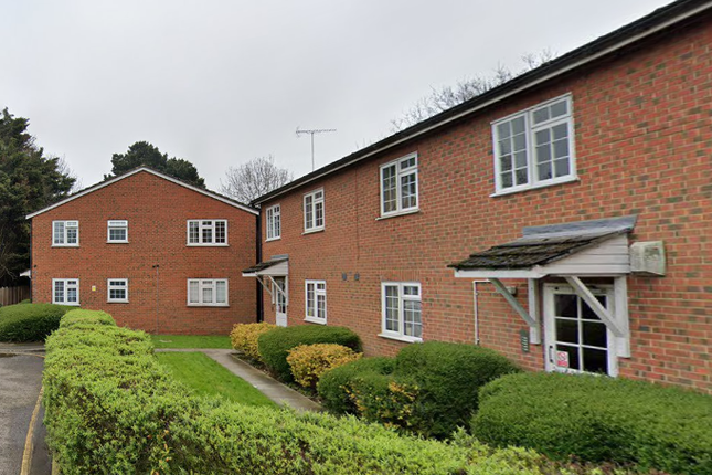 Flat to rent in Barkwood Close, Romford