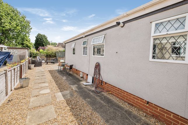 Mobile/park home for sale in Midway Avenue, Penton Park, Chertsey
