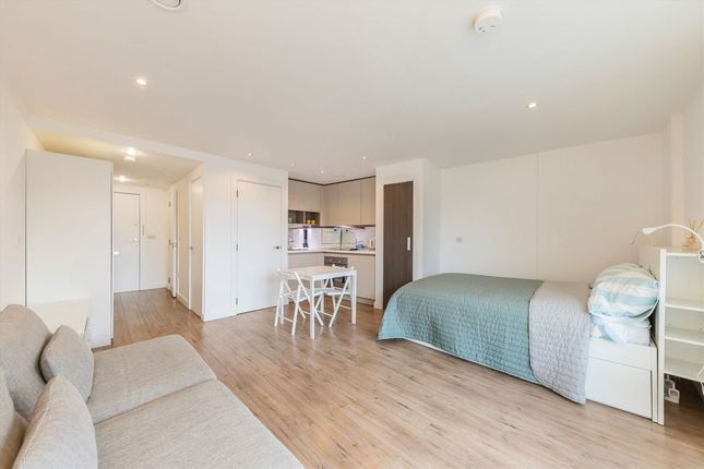 Studio flat on 204 Hudson Building, 1, Deals Gateway, London, £200,000