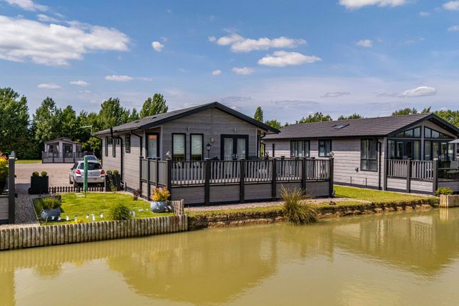 2-bed caravan on Kingfisher Lodge, Wagtail Country Park, Grantham, £175,000