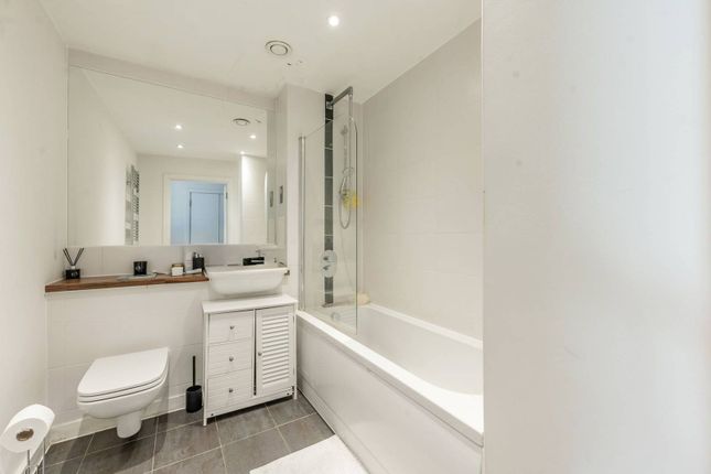 Flat for sale in Goldfinch Court, Hampstead, London