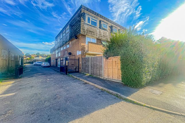 Thumbnail Flat for sale in Dedworth Road, Windsor