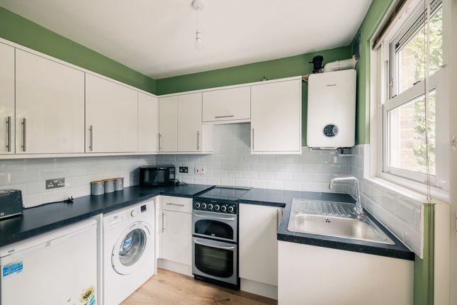 9 The Grove, Caterham photo 3