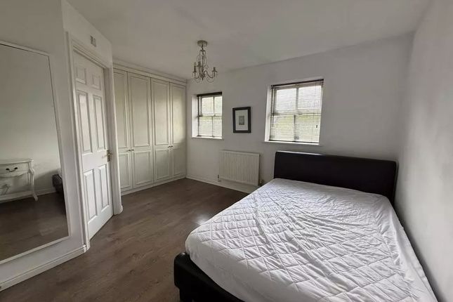 67, Chamberlayne Avenue, Greater London photo 3