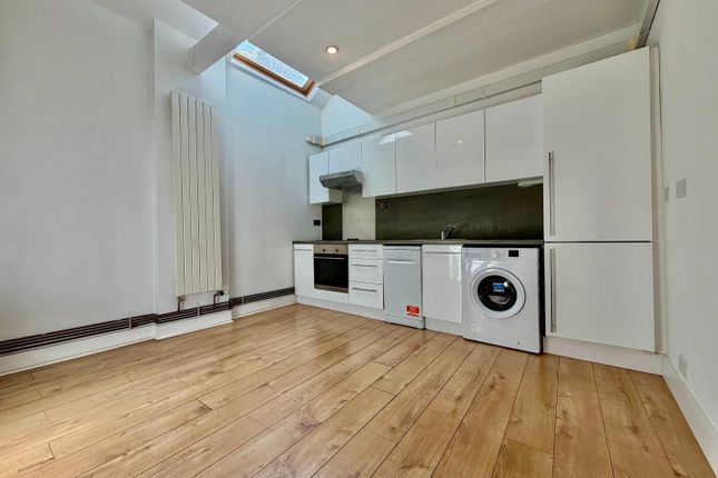 5 Laundry Mews, Herschell Road, London photo 5