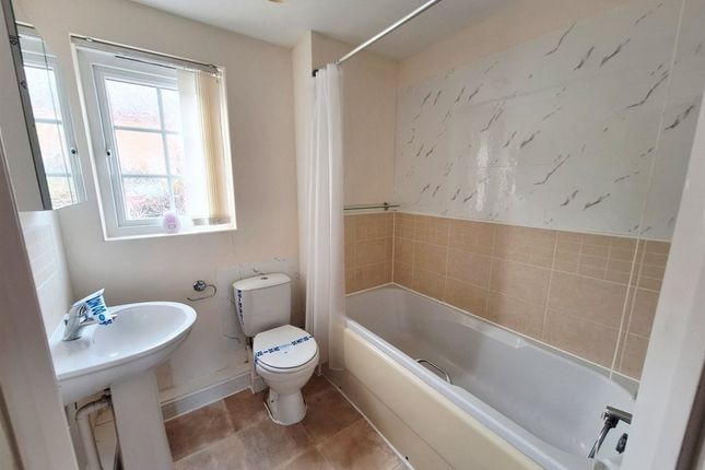 Flat B, 21, Heron Drive, HENGOED photo 5