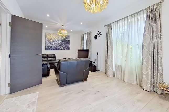 22, Markwick Avenue, Cheshunt photo 3