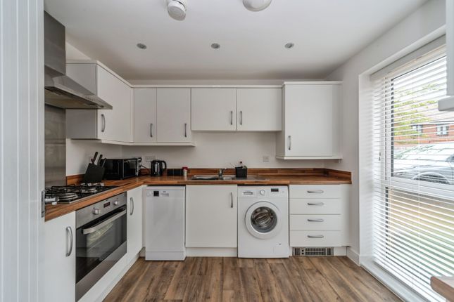 35, Clews Grove, Wootton photo 3