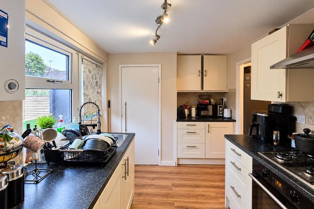 4, Broom Walk, Stevenage photo 2