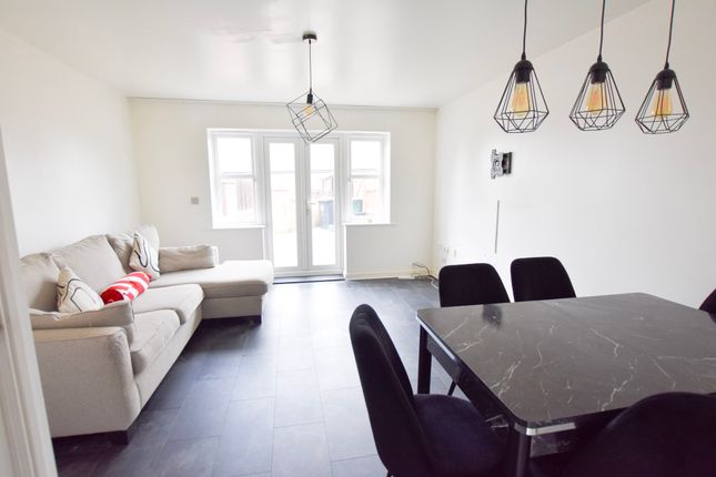 8 South Lodge Mews, Swadlincote photo 2