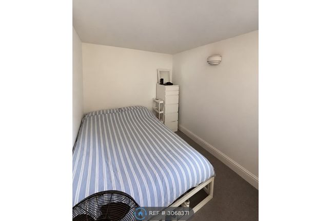 Flat, Park South Austin Road, London photo 3