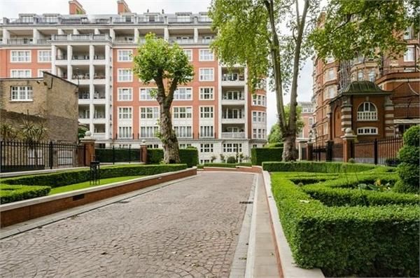 Thumbnail Flat for sale in Kensington Palace Gardens, London