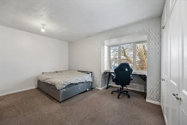 25, Kestrel Close, London photo 3