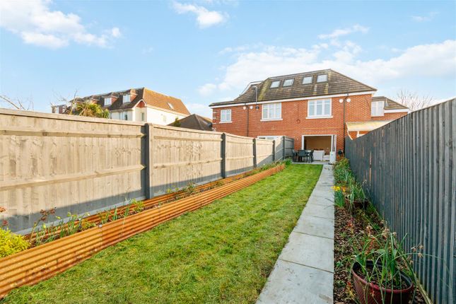 34, Florence Avenue, Morden photo 3