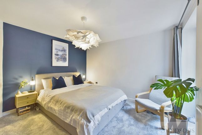 Flat for sale in Kennington Road, Kennington