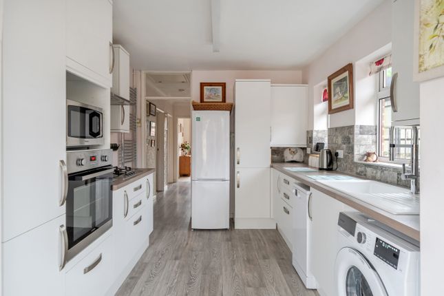 1, Headington Close, Maidenhead photo 3