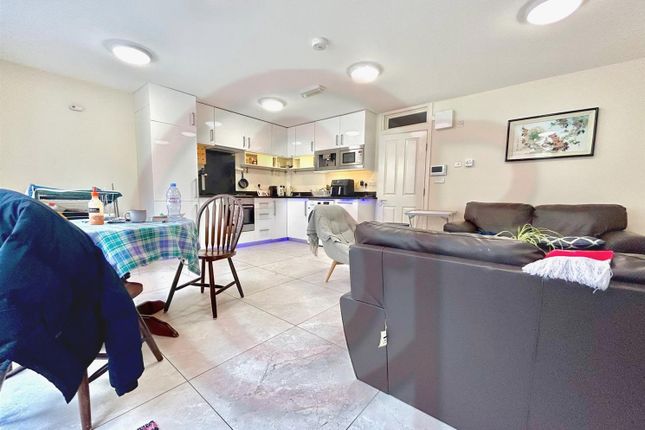 Flat to rent in Wood Lane, White Cirty